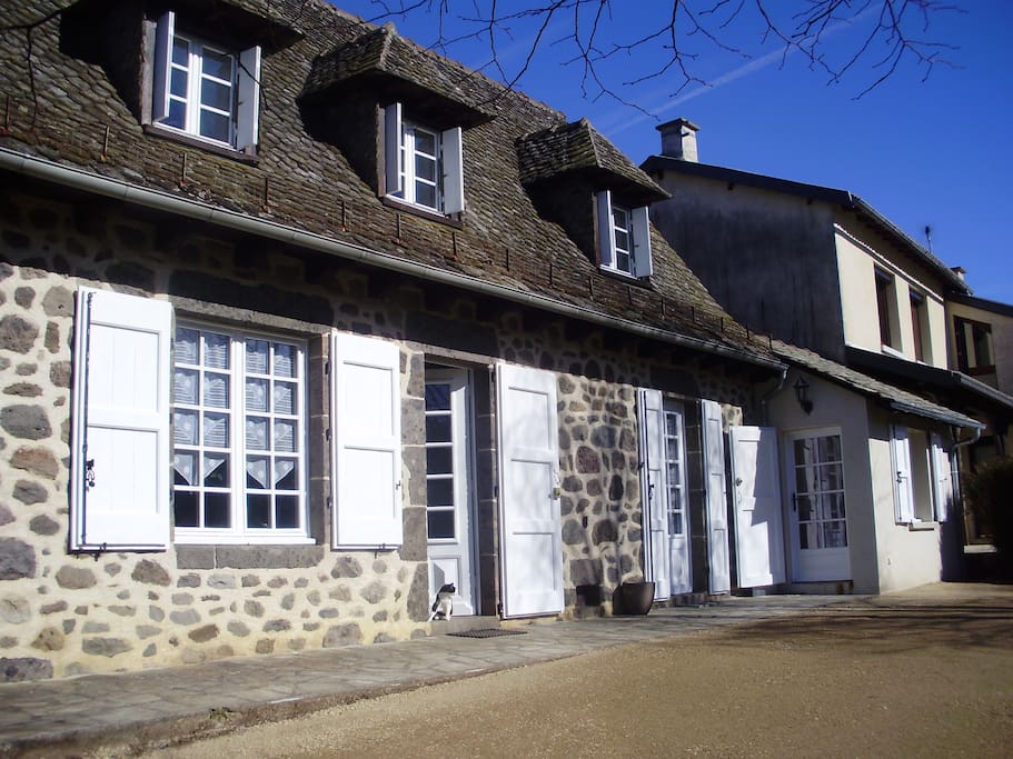 Chambre à la 2ème porte fenêtre
2