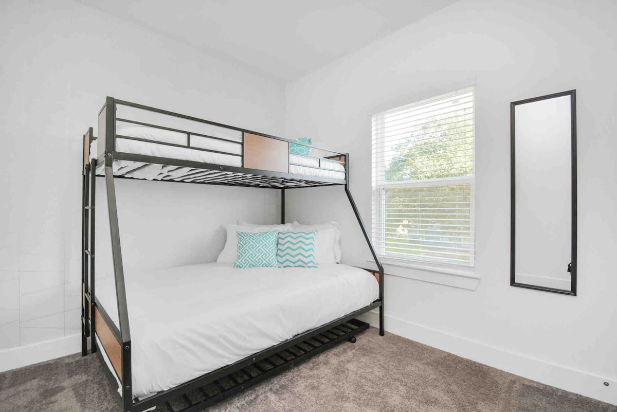 Krevet na kat s ruksakom na dnu 