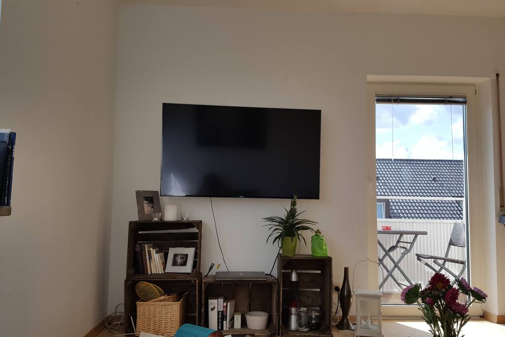 Blick vom Bett auf TV (55")
