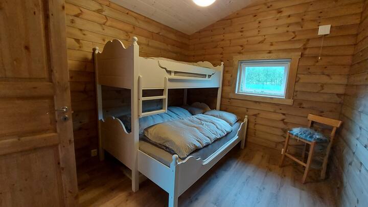 Chumba cha kulala "Skravlebu"
Hapa kuna maeneo 3 ya kulala katika ghorofa ya familia 
Godoro la juu ni sentimita 90 na sentimita 150 za chini
Kwa kuongezea, kuna uwezekano wa kuweka kitanda kidogo.