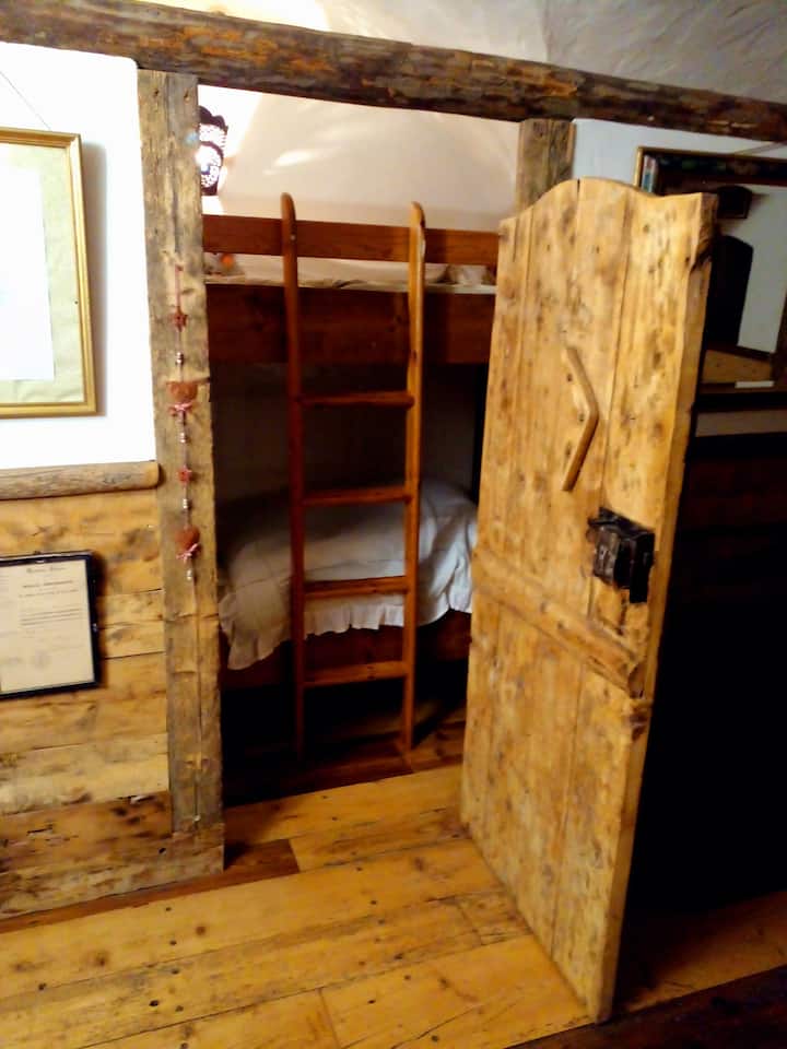 Спалнята с автентични планински легла 