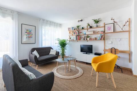 Duplex – 2 Private parking spaces, Train station 5 min – Metro 1 min