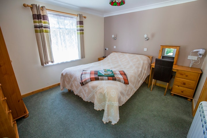 Dormitorio doble con inodoro y lavabo