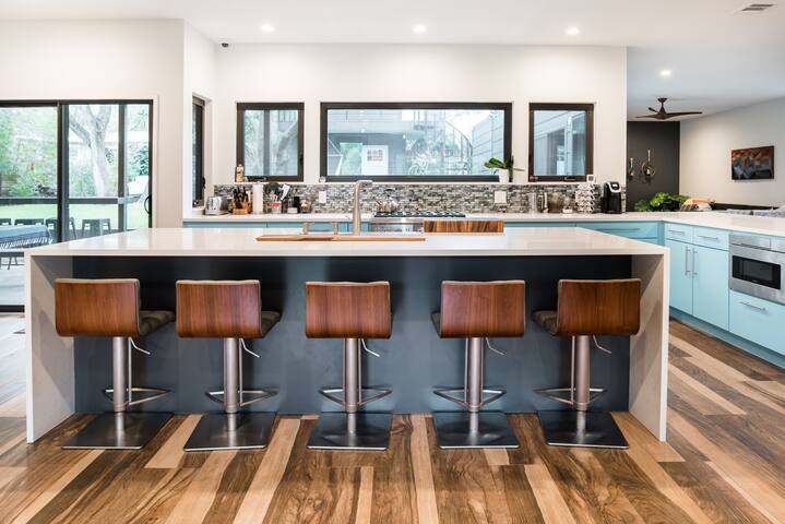 Designer Home Built for Entertaining gallery image 2