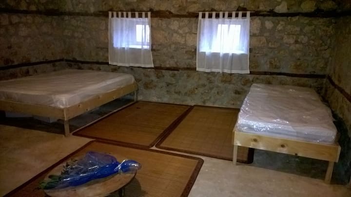 חדר שינה בקומה הראשונה (מיטת קינג סייז אחת + מיטת יחיד אחת). אידיאלי לזוגות ולמשפחות.