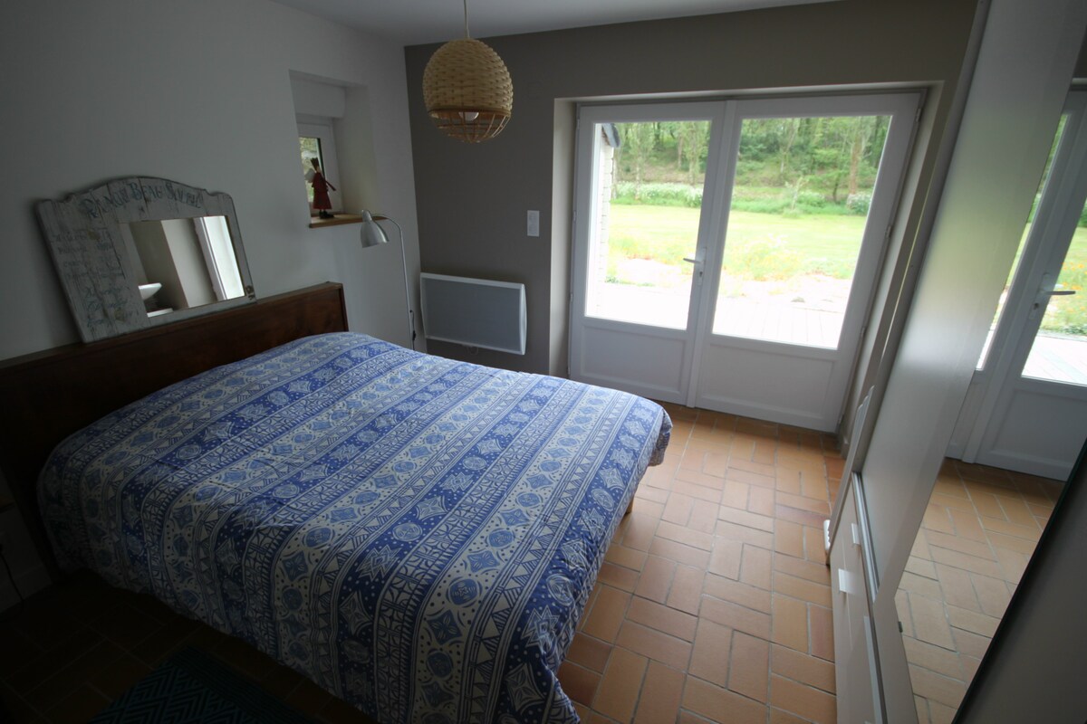 ห้องนอน 3 พร้อมอ่างล้างหน้าและทางเข้าระเบียง