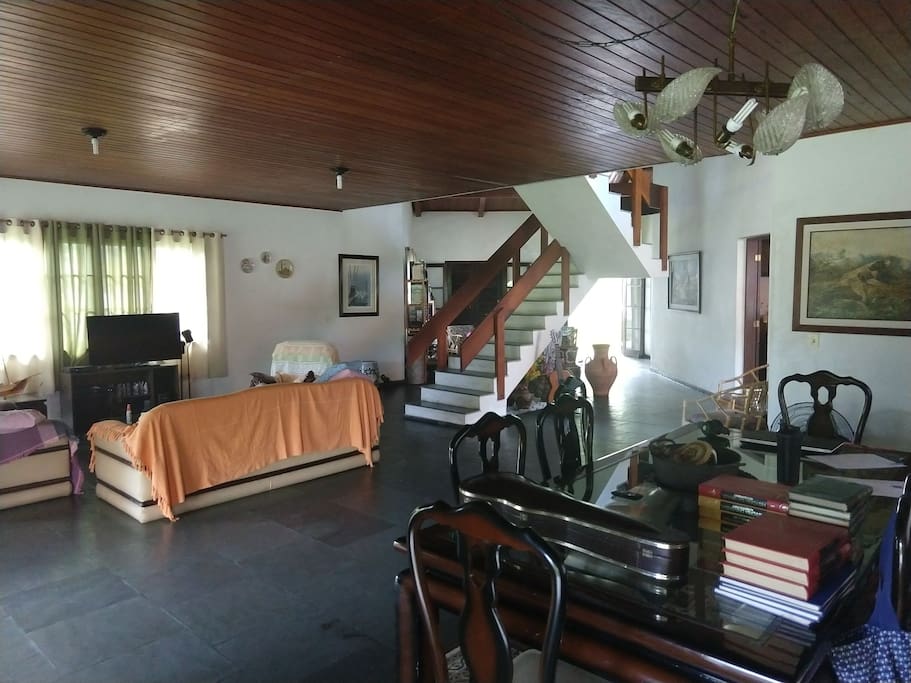 mesa de jantar grande para 10 pessoas, sala de tv com dois sofás