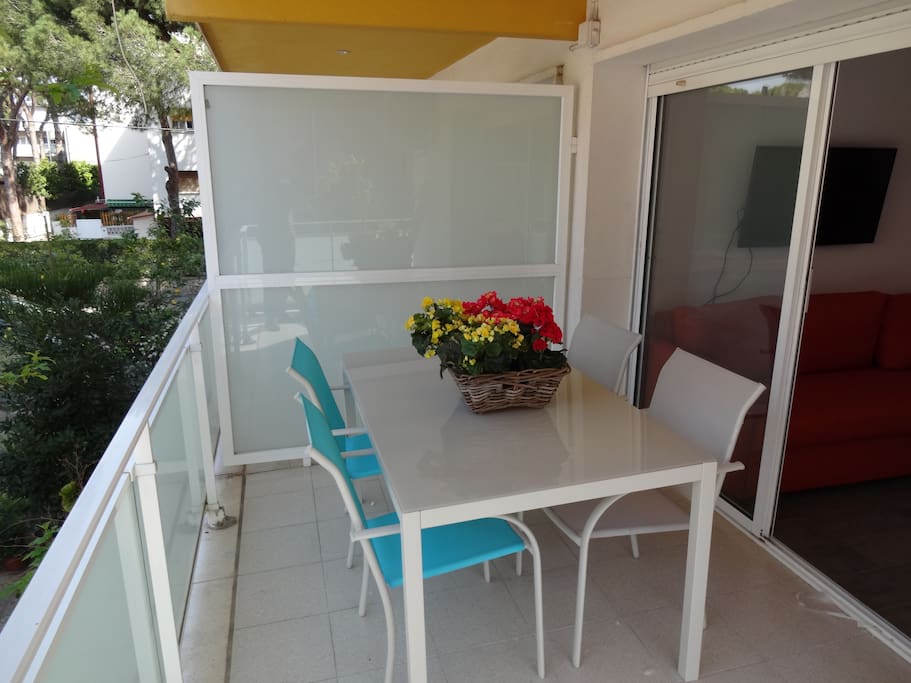 TERRAZA CON MESA.