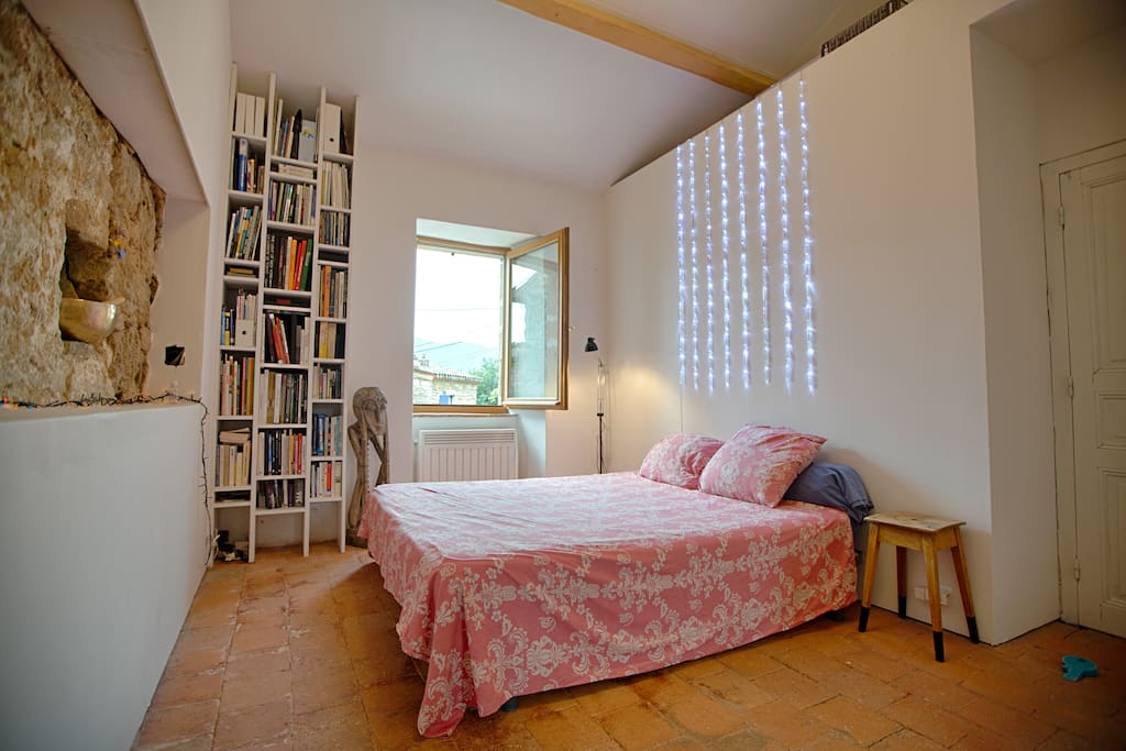 Chambre avec lit double.
