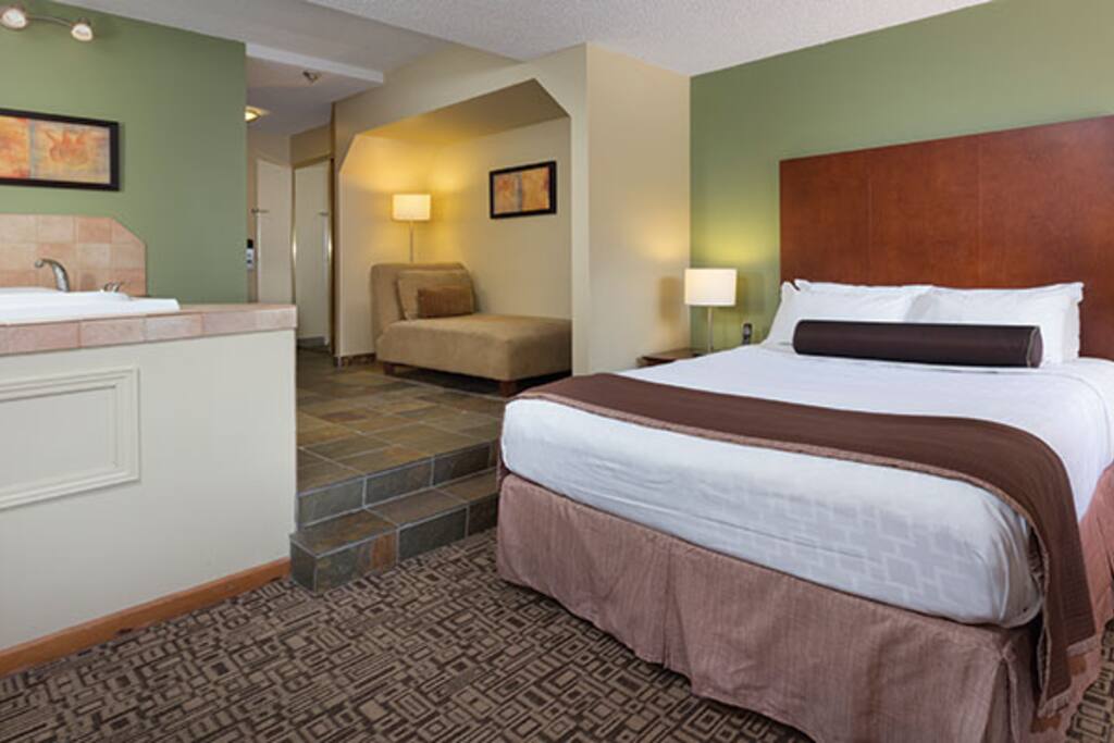Queen bed with sitting area and Jacuzzi tub