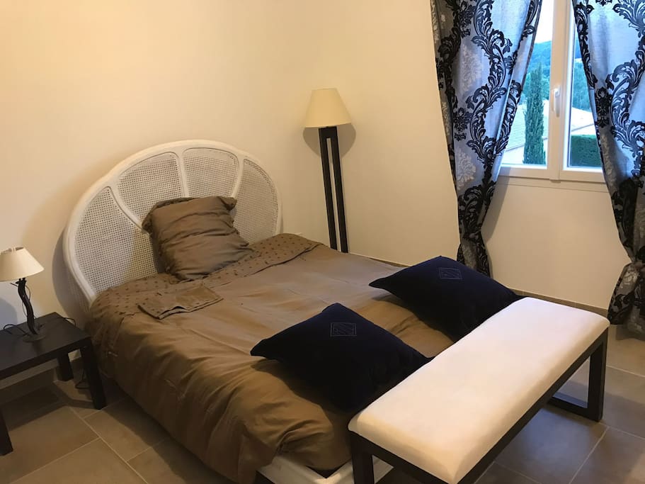 chambre, lit double et penderie