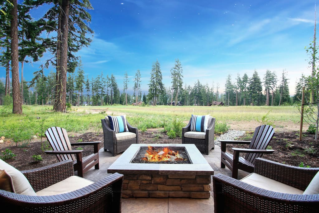 Kick back and relax! Gas fire pit, golf course views, outdoor speakers.
