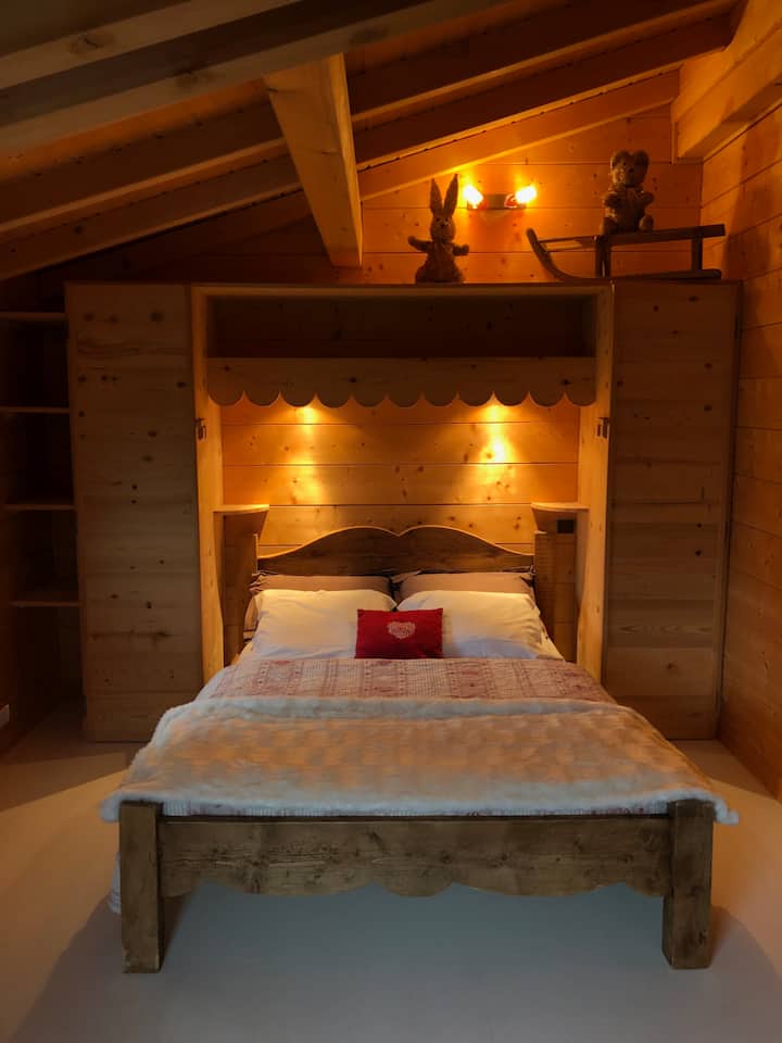 Habitación de cama de 140. Televisión,
 balcón