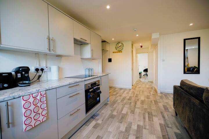 2 bedrooms- Very spacious-free parking-Wi-Fi gallery image 4