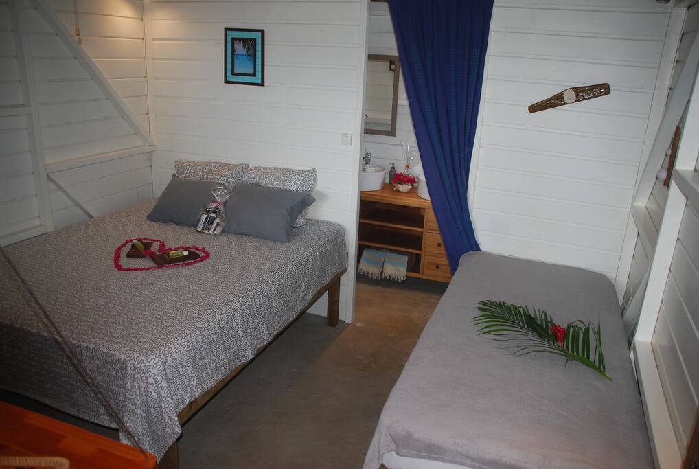 Lit queen size et lit une place avec literie de qualité, climatisation et ventilateur