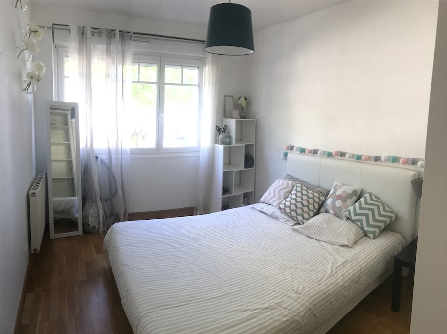 Chambre cosy pour deux personnes lit double très confortable