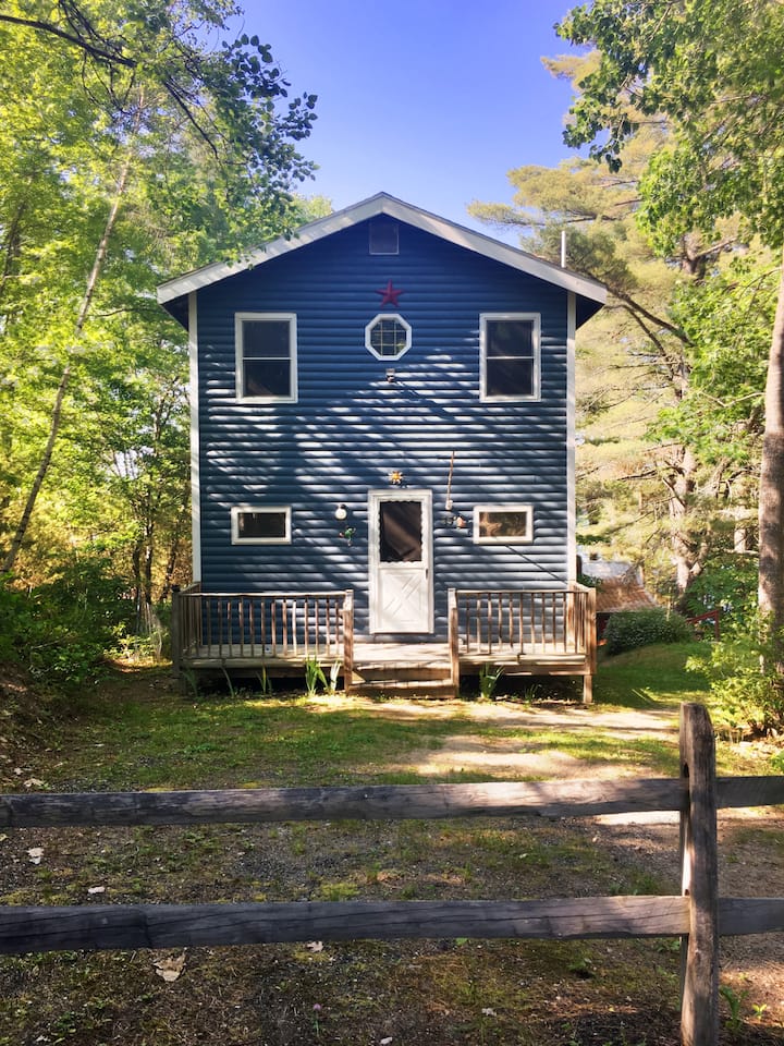Lakefront Cottage w/ Dock, Fire Pit, HUGE decks! Houses for Rent in