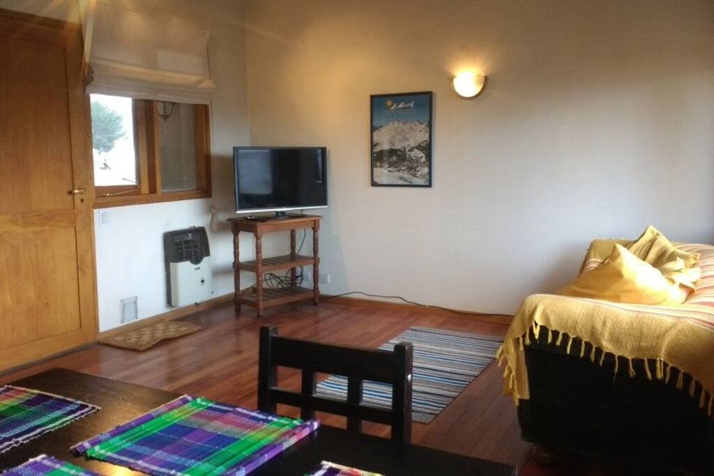 living-comedor con sofá tres cuerpos y TV 40"