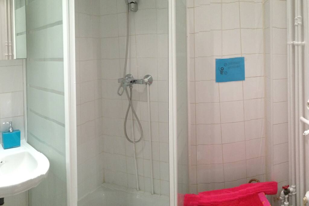 Salle de bain douche, WC, Lavabo