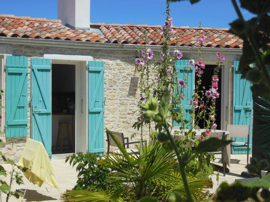 Large terrasse et jardin clos