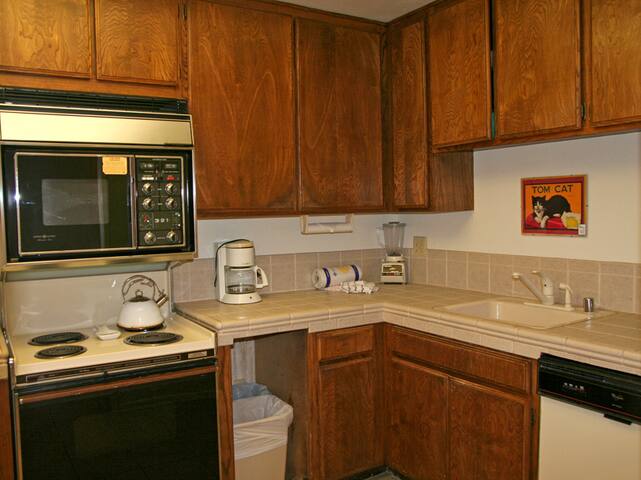 A10: 2 Bdrm, 2.5 Bath, Townhouse Style Condo gallery image 5