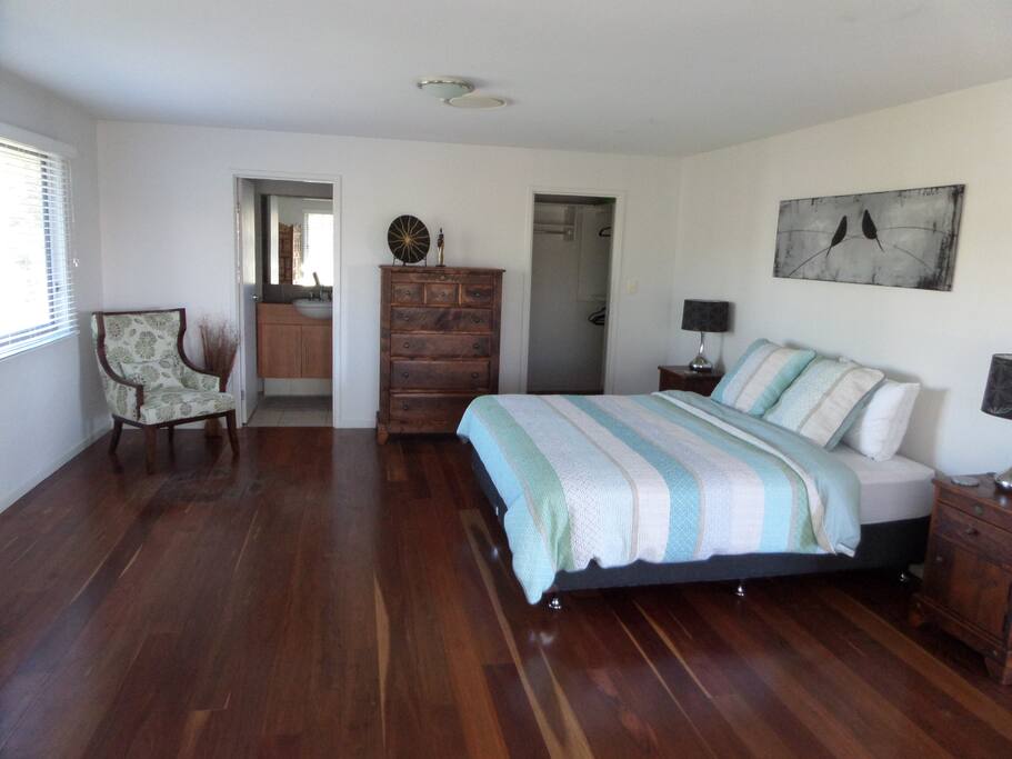 Downstairs king+ensuite