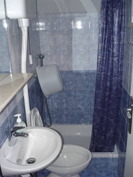 Studio 3 - bathroom