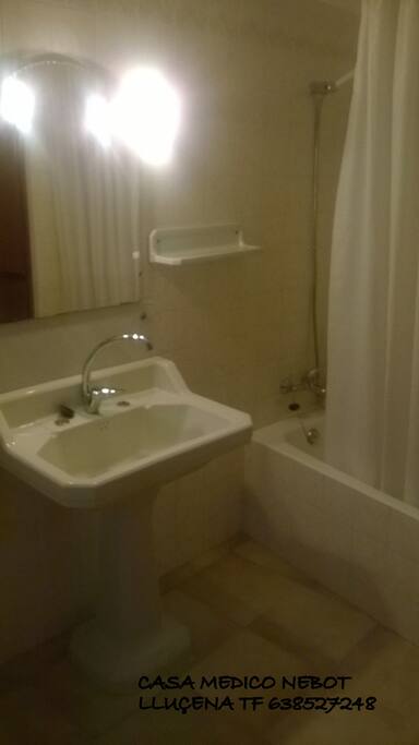 Cuarto de aseo con bañera