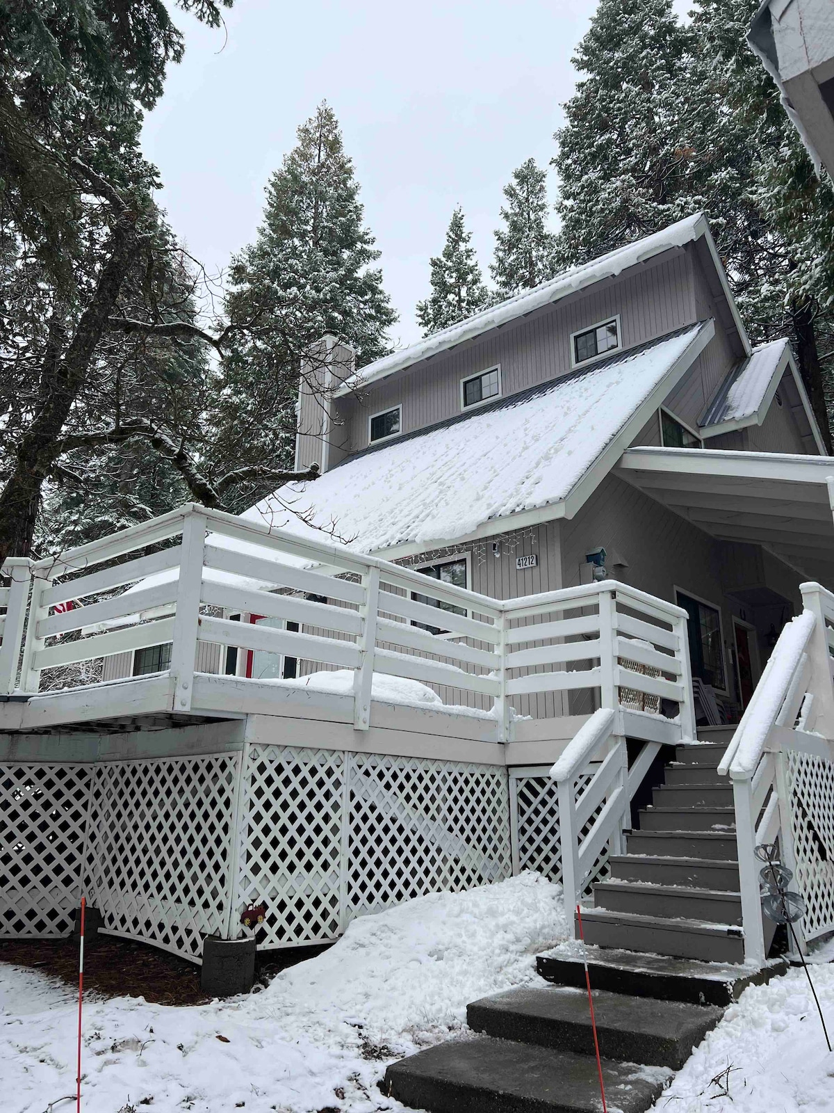 Cozy Red Door Retreat in Shaver Lake! Cabins for Rent in Shaver Lake