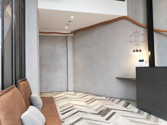 『一中漫走』標準雙人房~走路到一中、火車站，位市中心~交通方便~旁邊就有停車場