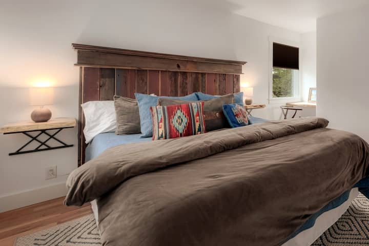 Espacio principal: cama king con cabecera personalizada. Colchón Tuft y Needle.