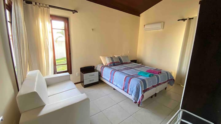 Ampia suite con letto matrimoniale e divano.