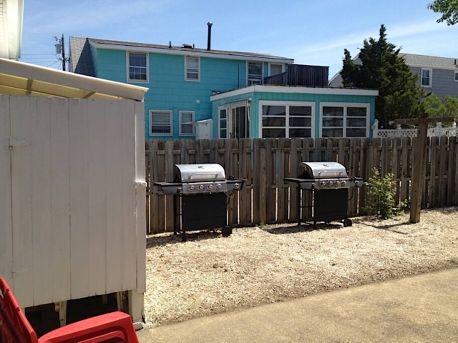 Outside shower & grill area