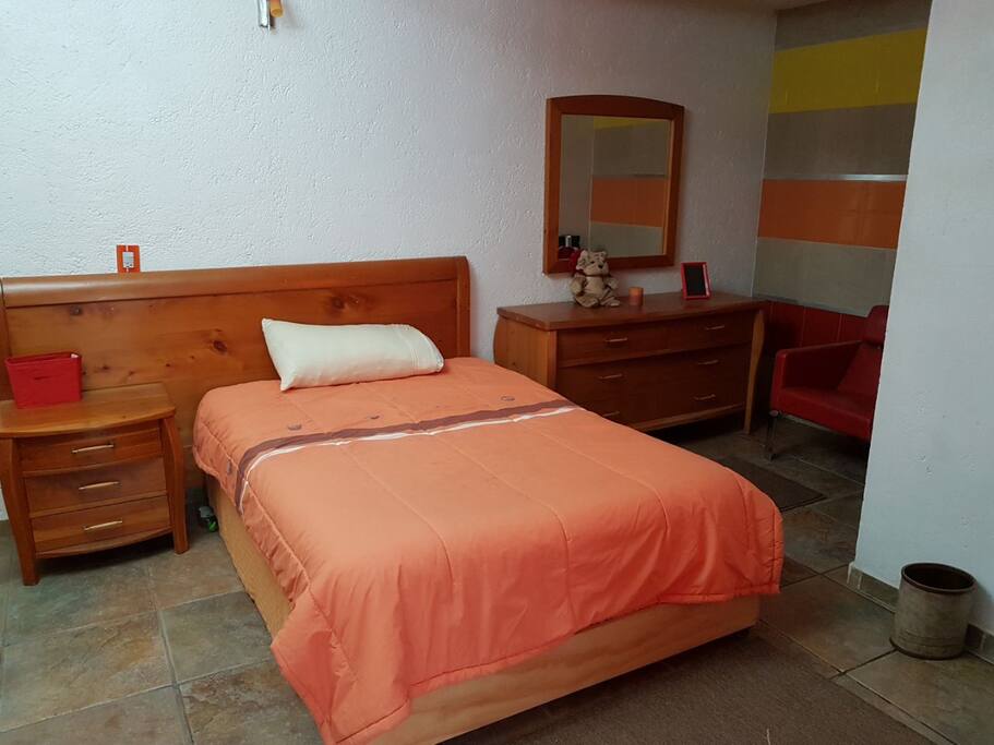 AMPLIA RECÁMARA, CAMA MATRIMONIAL, BAÑO PROPIO