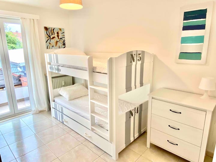 חדר שינה 2: 
avec trois lits 90 cm X 200 cm , commode. 
חדר שינה 2 : 
עם שלוש מיטות יחיד. 35 אינץ' על 79 אינץ', שידת מגירות. 