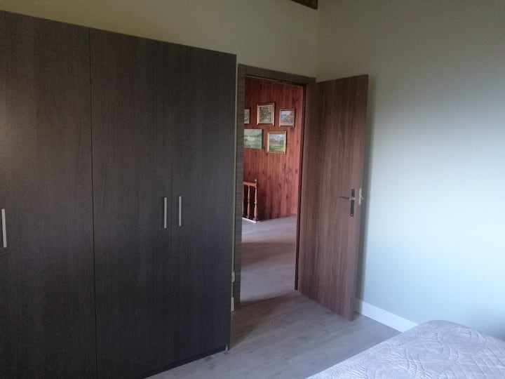 Mlango wa kuingia kwenye chumba cha kulala mara mbili.