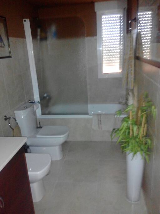 Gran baño , luminoso y amplio , solo para esta habitación .