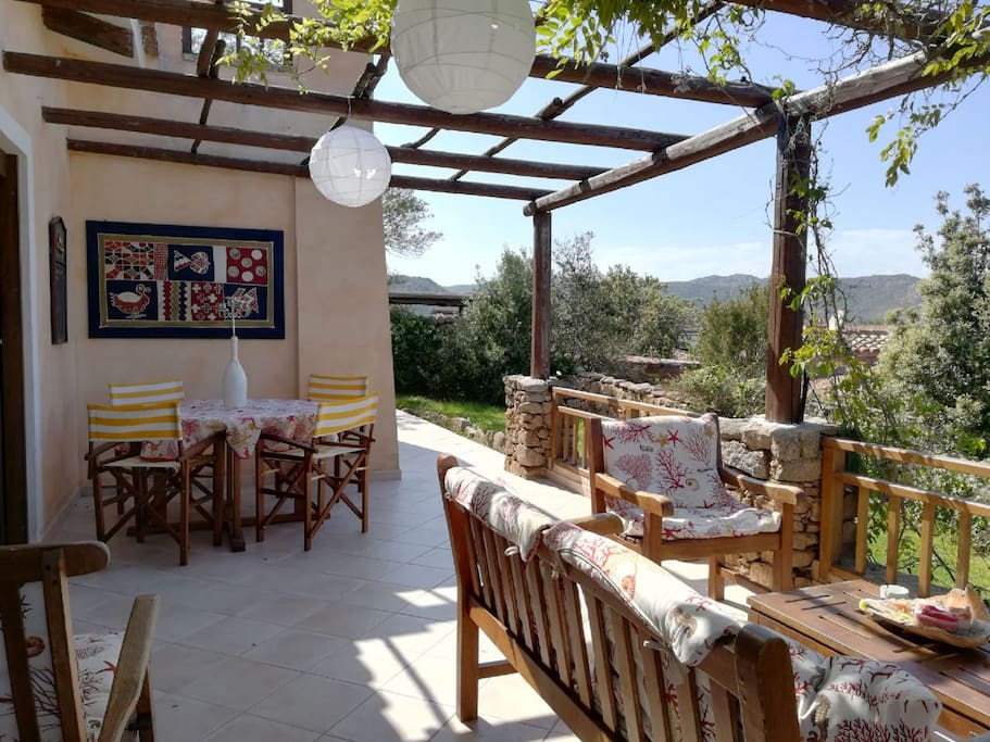 La terrazza è attrezzata con comodi divani ed un tavolo per mangiare