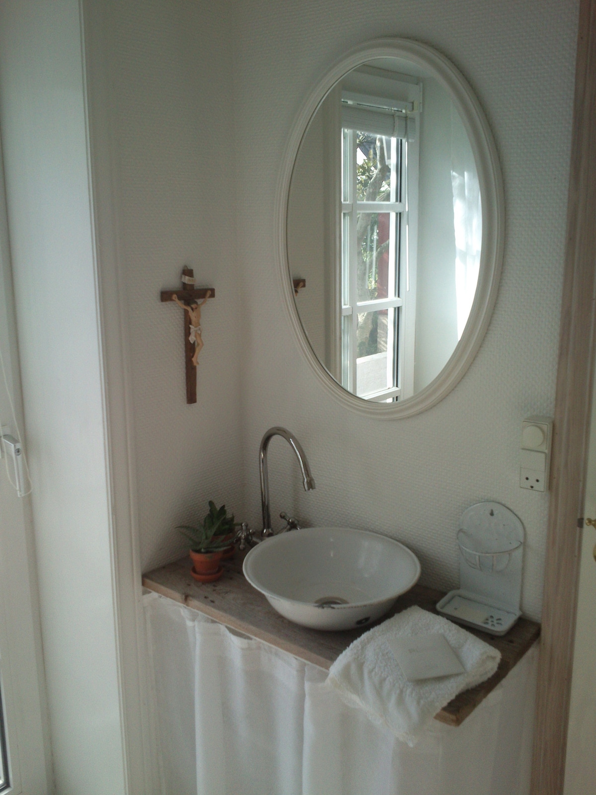 The little corner bedroom at visitHOMES – The little corner single room in Leirvík