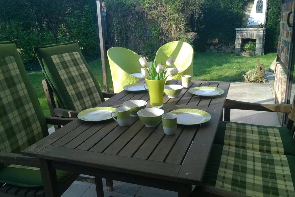 Genieten in de tuin onder overdekt terras