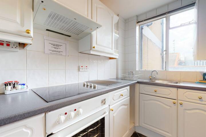 Luxury Serviced Apartment, Staffed Reception, Two gallery image 5