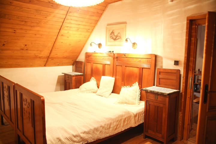 Chambre avec lit double (deux lits simples). Lit/canapé et bureau supplémentaires.

Chambre ING
I avec un lit double (deux lits simples), un lit simple/canapé d'appoint et un bureau.