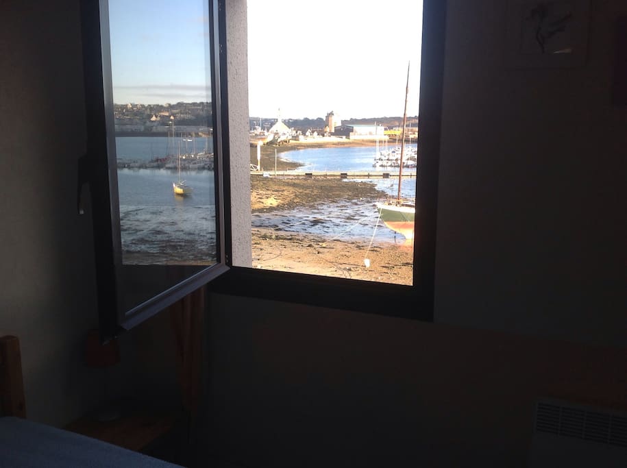Vue du studio sur le port, La Chapelle et la Tour Vauban