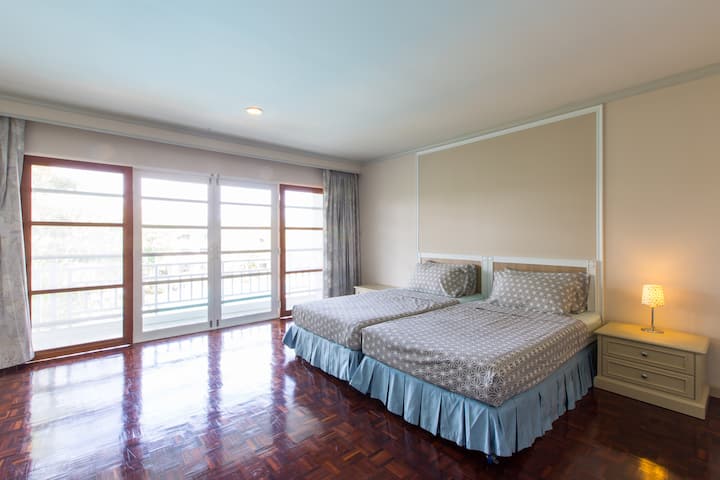 Спална соба 2 : поглед кон базен