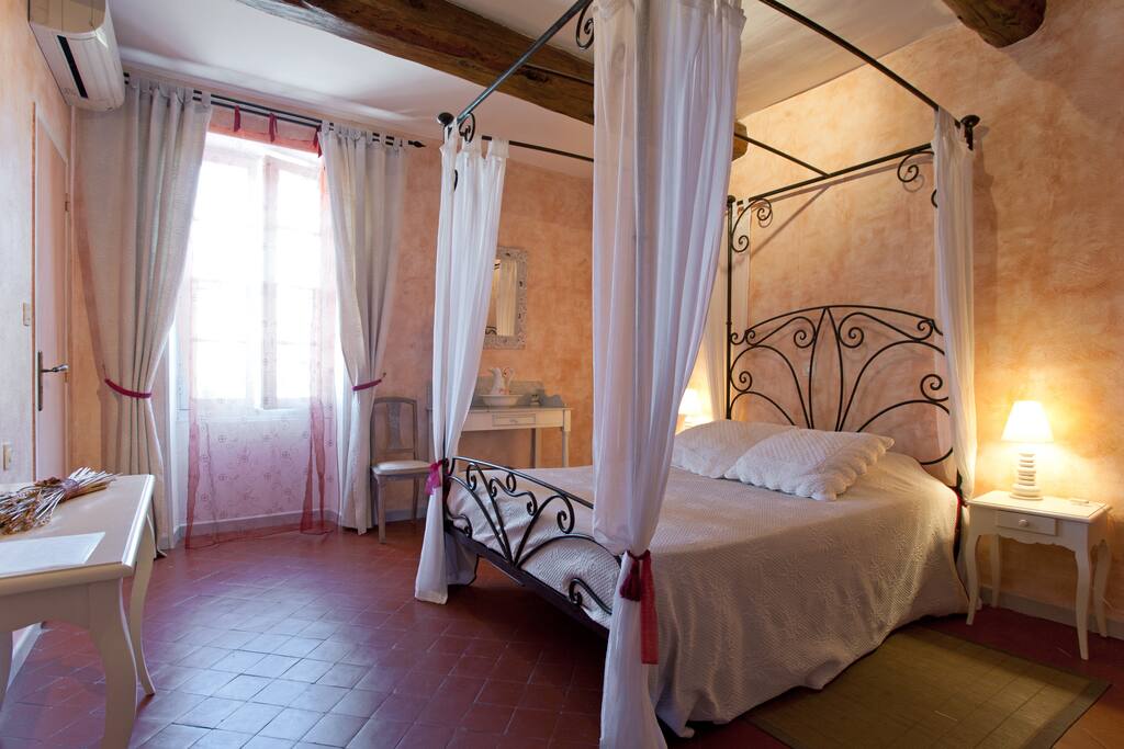 Grande chambre, côté sud.