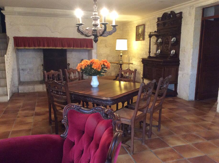 Salon/salle à manger, au fond la cheminee sculptée