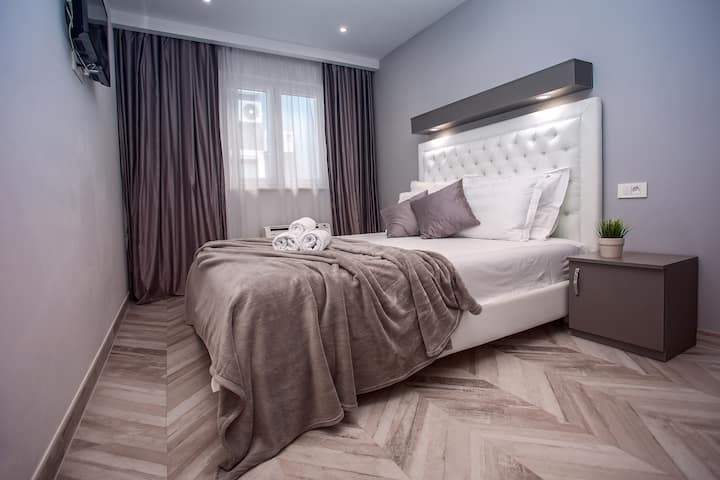 Dormitorio 1: primer piso, cama doble, baño privado, TV y aire acondicionado.