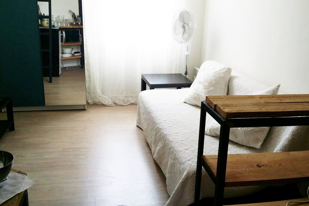 Le canapé du séjour est convertible en lit 2 places, un couchage qui se rajoute au lit de 2 personnes qui se trouve en mezzanine