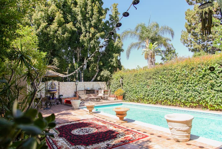 HEART of LA (Private) TIKI HOUSE W/Breakfast