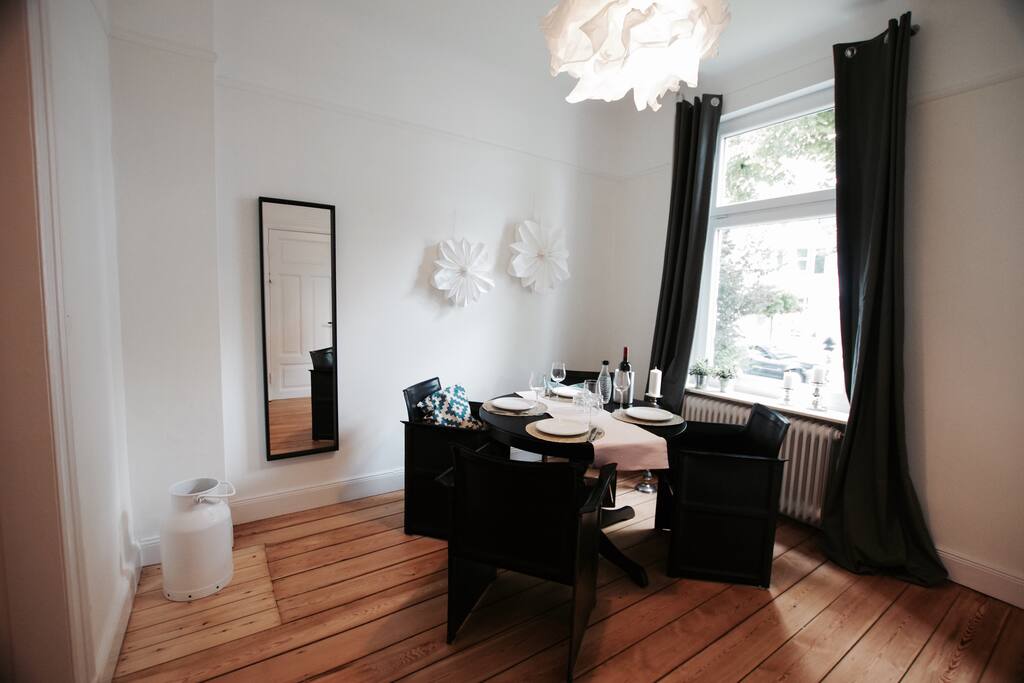 Das Esszimmer mit großem Tisch und bequemen Ledersesseln lädt zum gemütlichen Beisammensein ein.